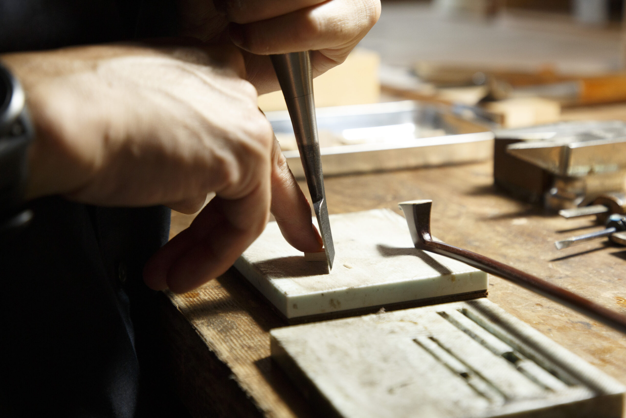 工房の作業台で工具を使う手元